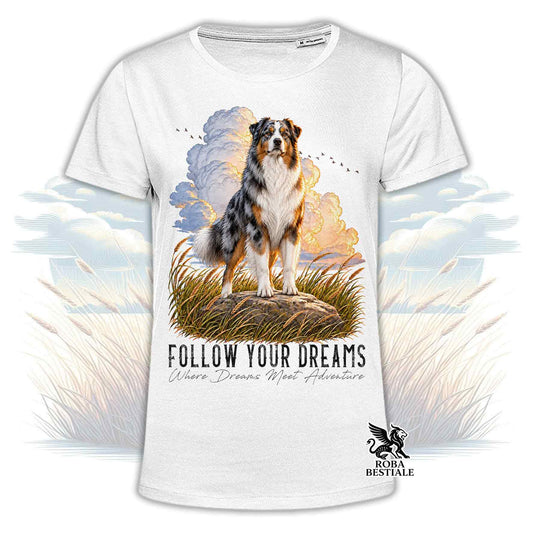 T-shirt bianca stampata con un Australian Shepherd. Grafica originale Roba Bestiale, collezione Dream