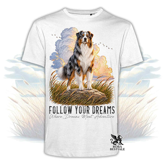 T-shirt bianca stampata con un Australian Shepherd. Grafica originale Roba Bestiale, collezione Dream