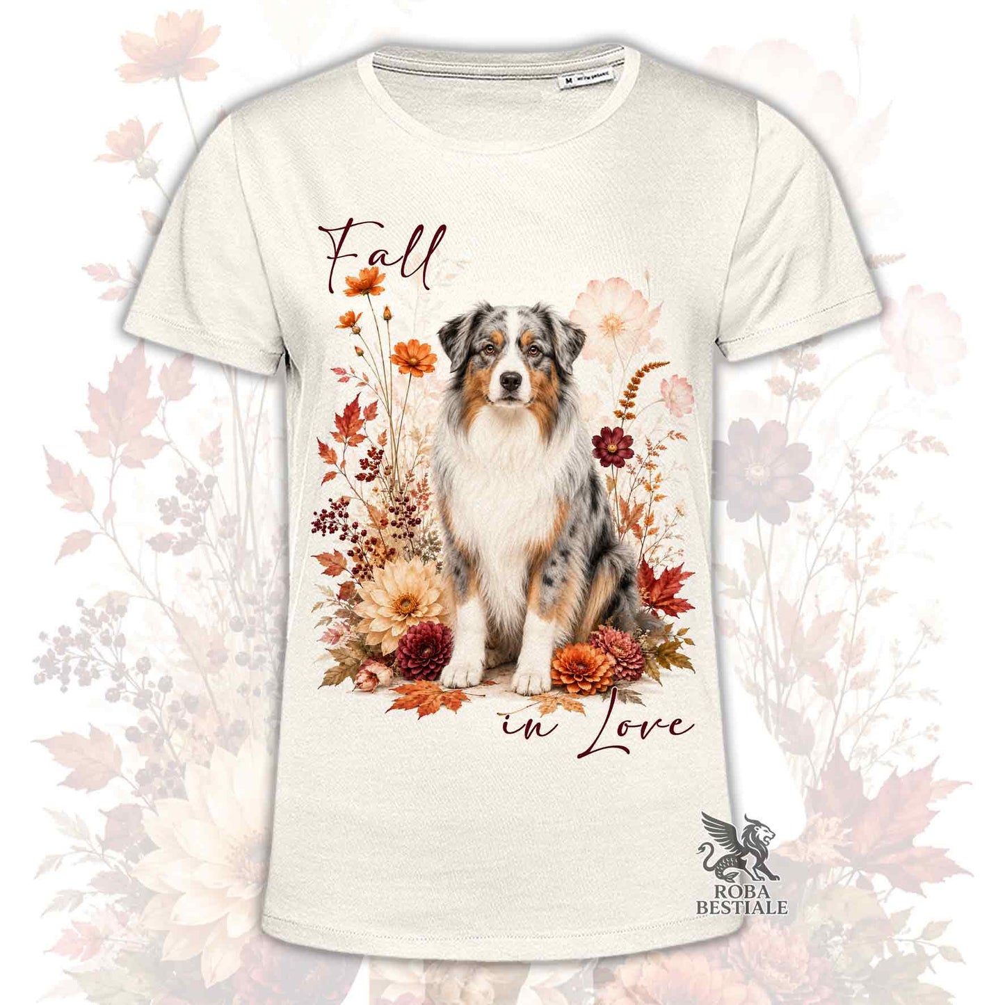T-shirt beige stampata con un Australian Shepherd seduto in mezzo a fiori e foglie autunnali. Grafica originale Roba Bestiale, collezione Fall in Love