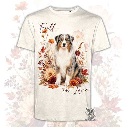 T-shirt beige stampata con un Australian Shepherd seduto in mezzo a fiori e foglie autunnali. Grafica originale Roba Bestiale, collezione Fall in Love