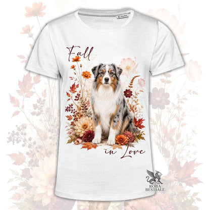 T-shirt bianca stampata con un Australian Shepherd seduto in mezzo a fiori e foglie autunnali. Grafica originale Roba Bestiale, collezione Fall in Love