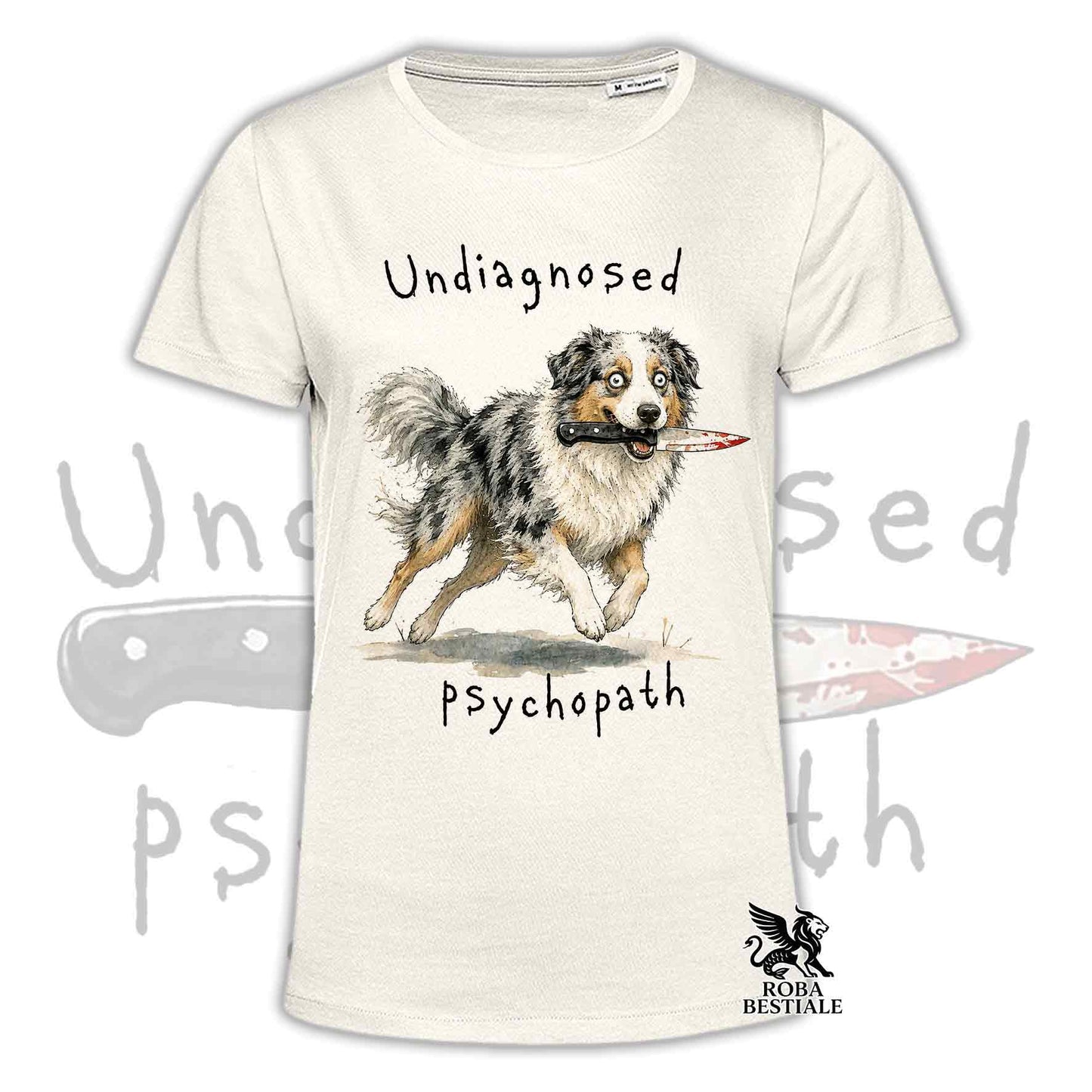 T-shirt beige stampata con un Australian Shepherd che tiene un coltello tra i denti. Grafica originale Roba Bestiale, collezione Psychopath