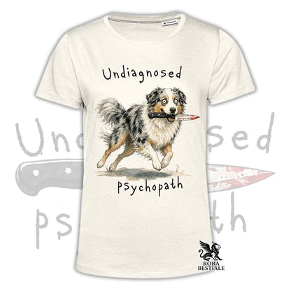T-shirt beige stampata con un Australian Shepherd che tiene un coltello tra i denti. Grafica originale Roba Bestiale, collezione Psychopath