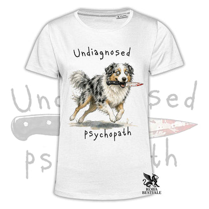 T-shirt bianca stampata con un Australian Shepherd che tiene un coltello tra i denti. Grafica originale Roba Bestiale, collezione Psychopath