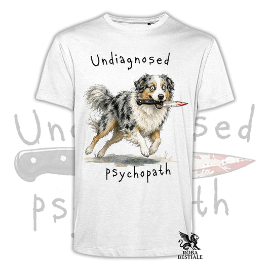 T-shirt bianca stampata con un Australian Shepherd che tiene un coltello tra i denti. Grafica originale Roba Bestiale, collezione Psychopath