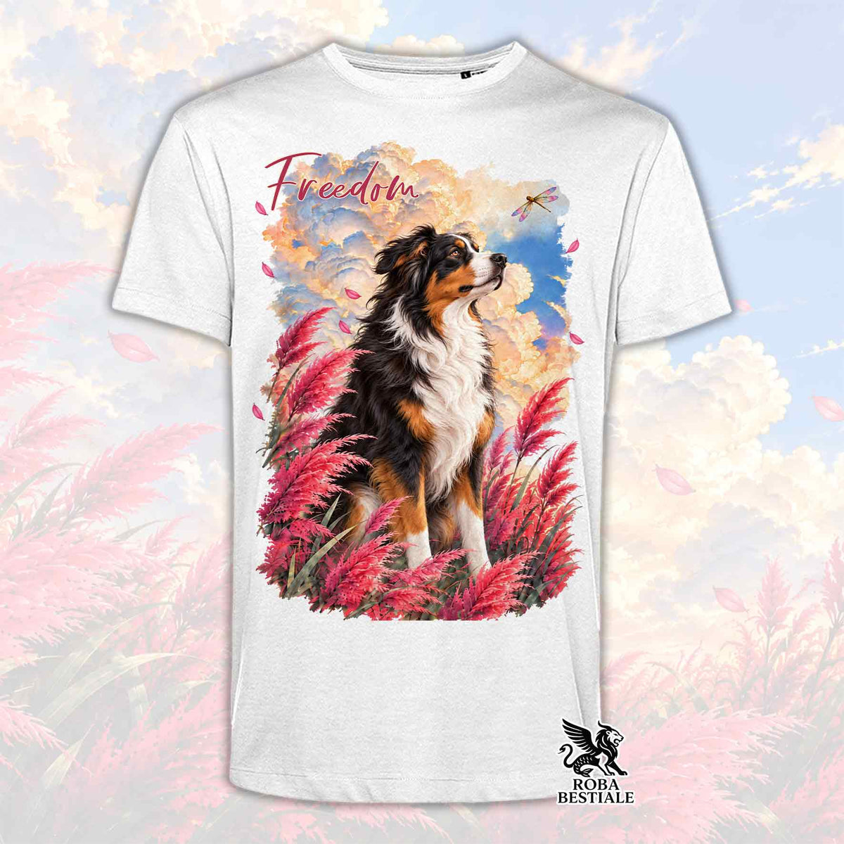 Maglietta bianca con pastore australiano tricolor, scritta Freedom e piume rosse