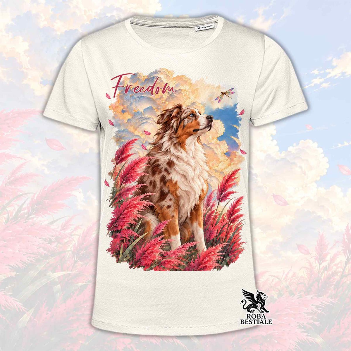 T-shirt bianca con cane Australian Shepherd, scritta Freedom e piume rosse