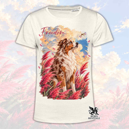 T-shirt bianca con cane Australian Shepherd, scritta Freedom e piume rosse
