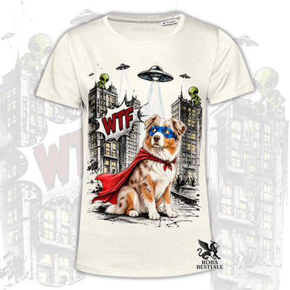 T-shirt beige stampata con un Australian Shepherd con espressione sorpresa, vestito da Super Eroe. Grafica originale Roba Bestiale, collezione Hero