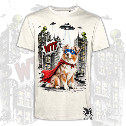 T-shirt beige stampata con un Australian Shepherd con espressione sorpresa, vestito da Super Eroe. Grafica originale Roba Bestiale, collezione Hero