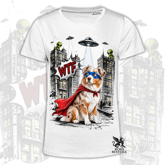 T-shirt bianca stampata con un Australian Shepherd con espressione sorpresa, vestito da Super Eroe. Grafica originale Roba Bestiale, collezione Hero