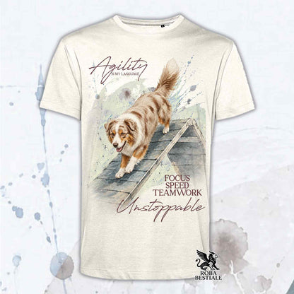T-shirt beige stampata con un Australian Shepherd che fa Agility. Grafica originale Roba Bestiale, collezione A-Frame
