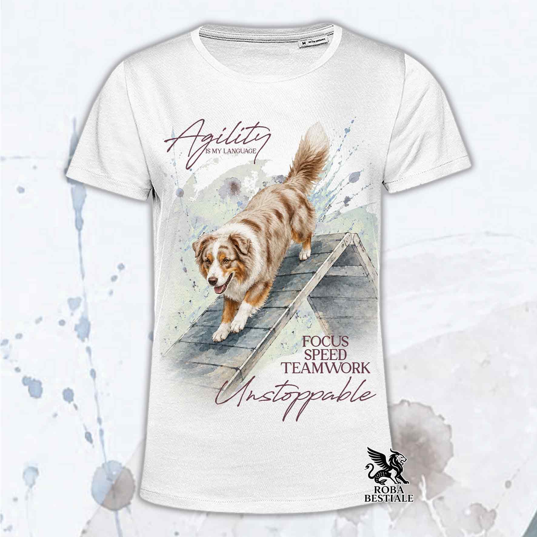 T-shirt bianca stampata con un Australian Shepherd che fa Agility. Grafica originale Roba Bestiale, collezione A-Frame