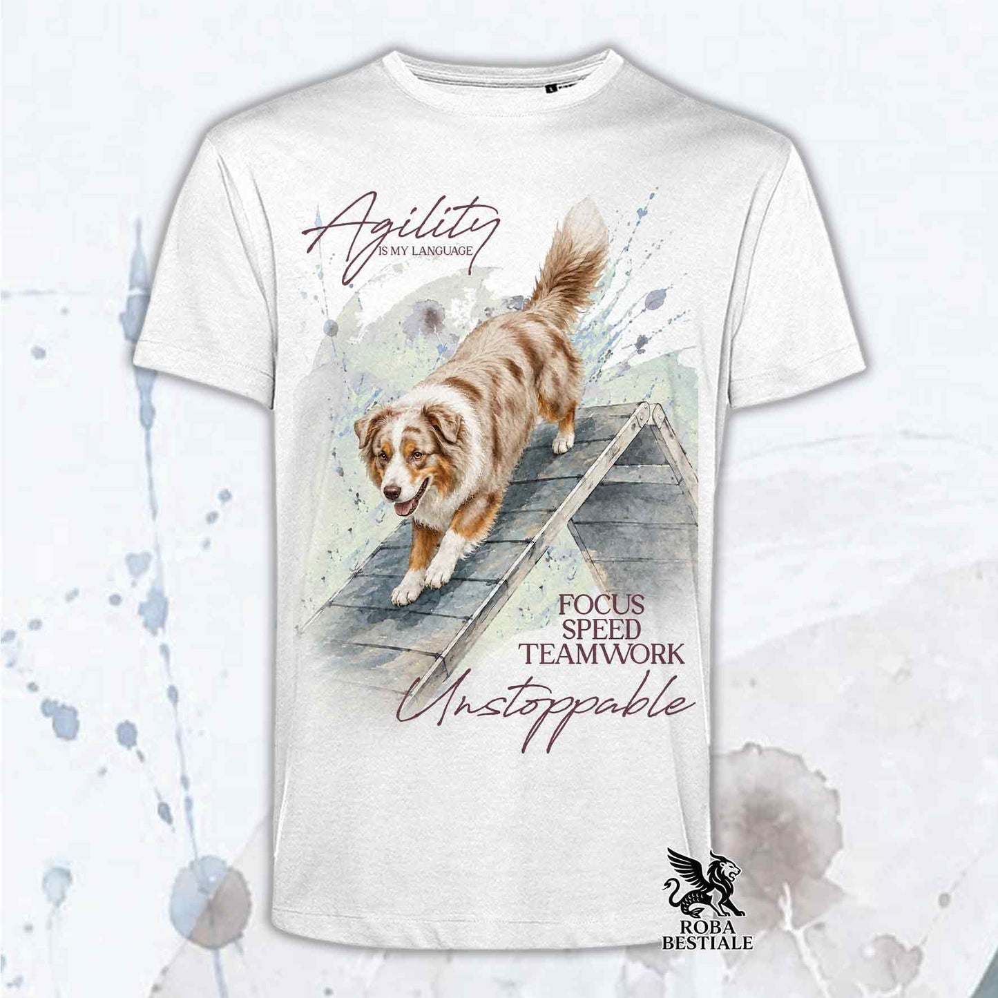 T-shirt bianca stampata con un Australian Shepherd che fa Agility. Grafica originale Roba Bestiale, collezione A-Frame