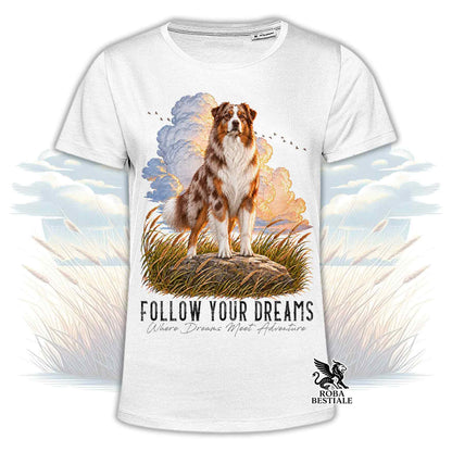 T-shirt bianca stampata con un Australian Shepherd. Grafica originale Roba Bestiale, collezione Dream