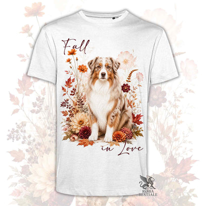 T-shirt bianca stampata con un Australian Shepherd seduto in mezzo a fiori e foglie autunnali. Grafica originale Roba Bestiale, collezione Fall in Love