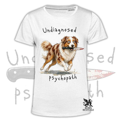 T-shirt bianca stampata con un Australian Shepherd che tiene un coltello tra i denti. Grafica originale Roba Bestiale, collezione Psychopath