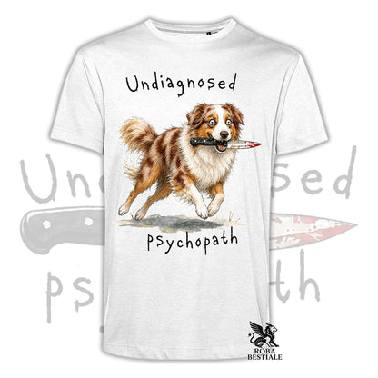 T-shirt bianca stampata con un Australian Shepherd che tiene un coltello tra i denti. Grafica originale Roba Bestiale, collezione Psychopath