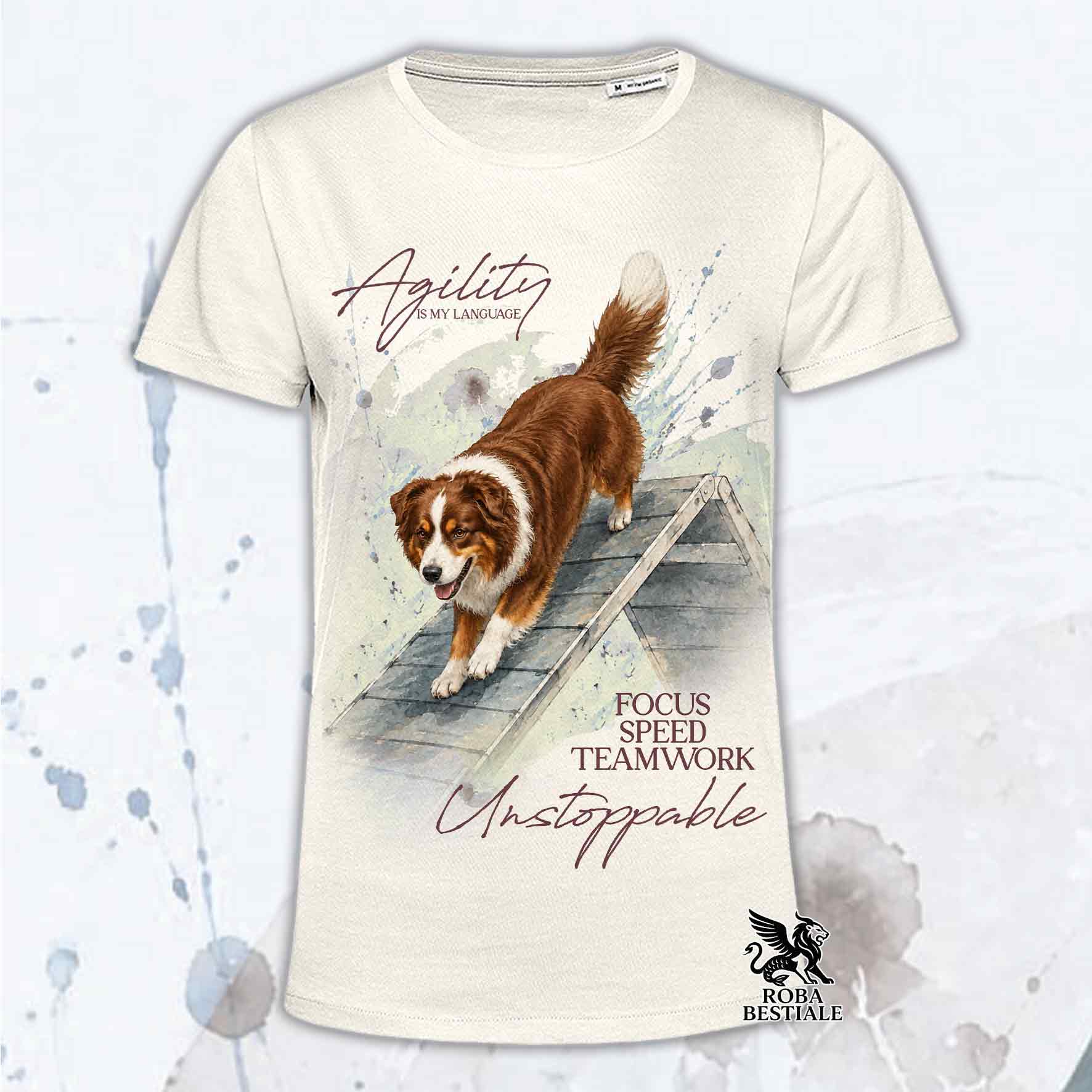 T-shirt beige stampata con un Australian Shepherd che fa Agility. Grafica originale Roba Bestiale, collezione A-Frame