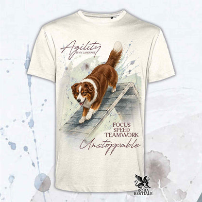 T-shirt beige stampata con un Australian Shepherd che fa Agility. Grafica originale Roba Bestiale, collezione A-Frame