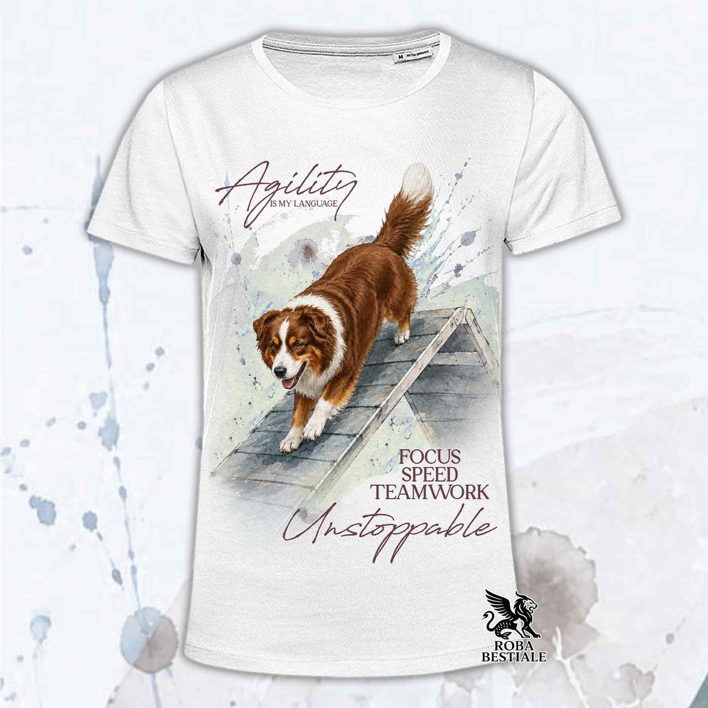 T-shirt beige stampata con un Australian Shepherd che fa Agility. Grafica originale Roba Bestiale, collezione A-Frame