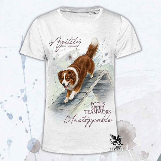 T-shirt beige stampata con un Australian Shepherd che fa Agility. Grafica originale Roba Bestiale, collezione A-Frame