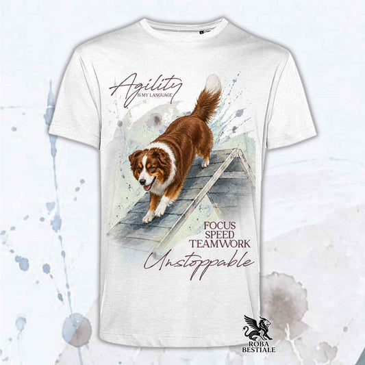 T-shirt beige stampata con un Australian Shepherd che fa Agility. Grafica originale Roba Bestiale, collezione A-Frame