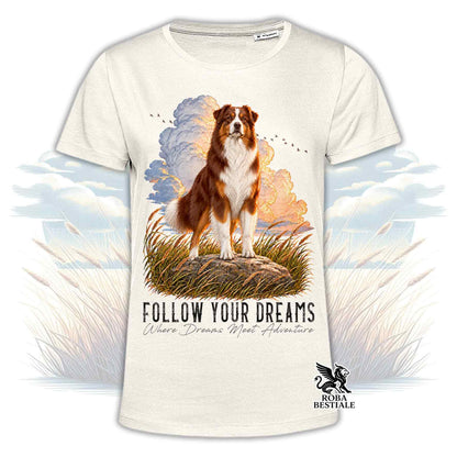 T-shirt beige stampata con un Australian Shepherd. Grafica originale Roba Bestiale, collezione Dream