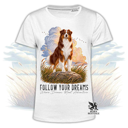 T-shirt bianca stampata con un Australian Shepherd. Grafica originale Roba Bestiale, collezione Dream