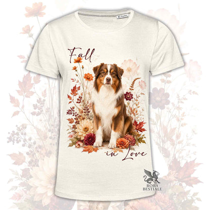 T-shirt beige stampata con un Australian Shepherd seduto in mezzo a fiori e foglie autunnali. Grafica originale Roba Bestiale, collezione Fall in Love