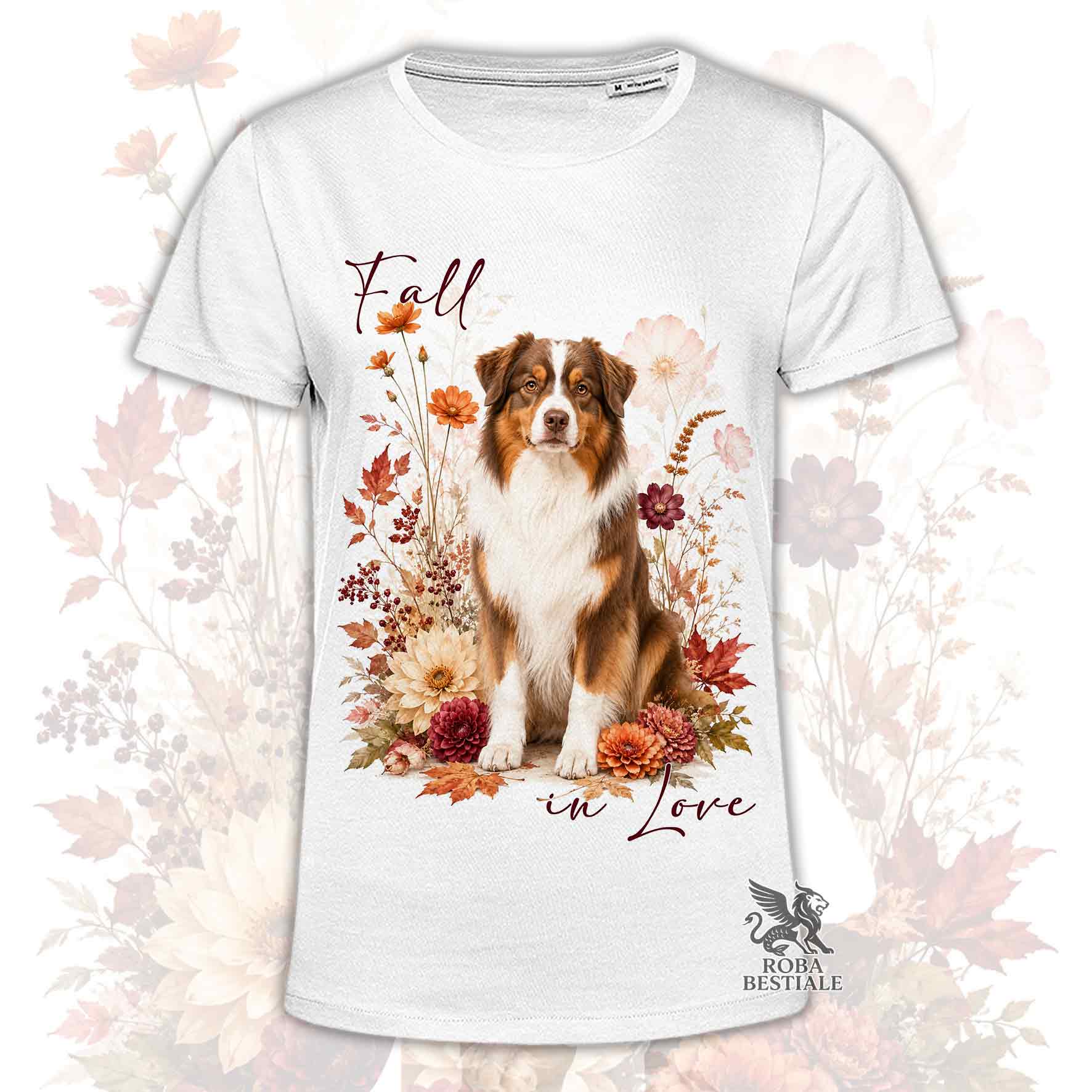 T-shirt bianca stampata con un Australian Shepherd seduto in mezzo a fiori e foglie autunnali. Grafica originale Roba Bestiale, collezione Fall in Love