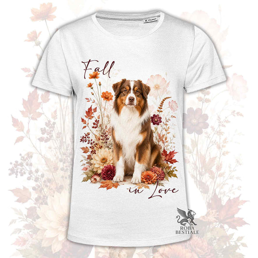 T-shirt bianca stampata con un Australian Shepherd seduto in mezzo a fiori e foglie autunnali. Grafica originale Roba Bestiale, collezione Fall in Love