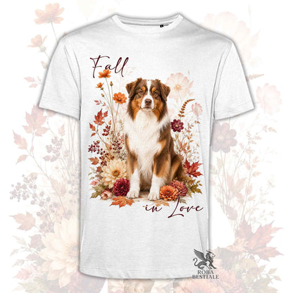 T-shirt bianca stampata con un Australian Shepherd seduto in mezzo a fiori e foglie autunnali. Grafica originale Roba Bestiale, collezione Fall in Love