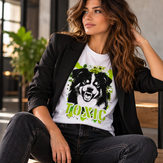 T-shirt bianca stampata con un Australian Shepherd con espressione arrabbiata. Grafica originale Roba Bestiale, collezione Toxic