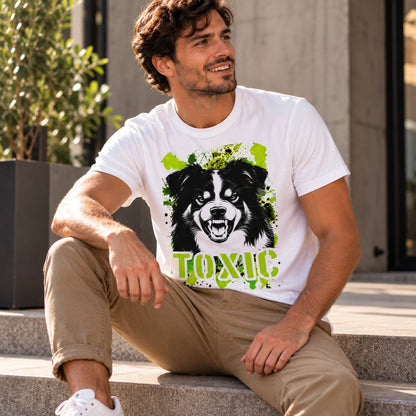 T-shirt bianca stampata con un Australian Shepherd con espressione arrabbiata. Grafica originale Roba Bestiale, collezione Toxic
