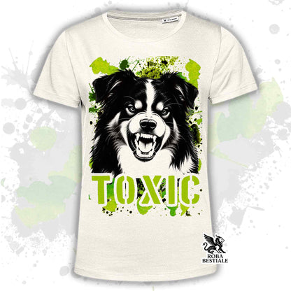 T-shirt beige stampata con un Australian Shepherd con espressione arrabbiata. Grafica originale Roba Bestiale, collezione Toxic