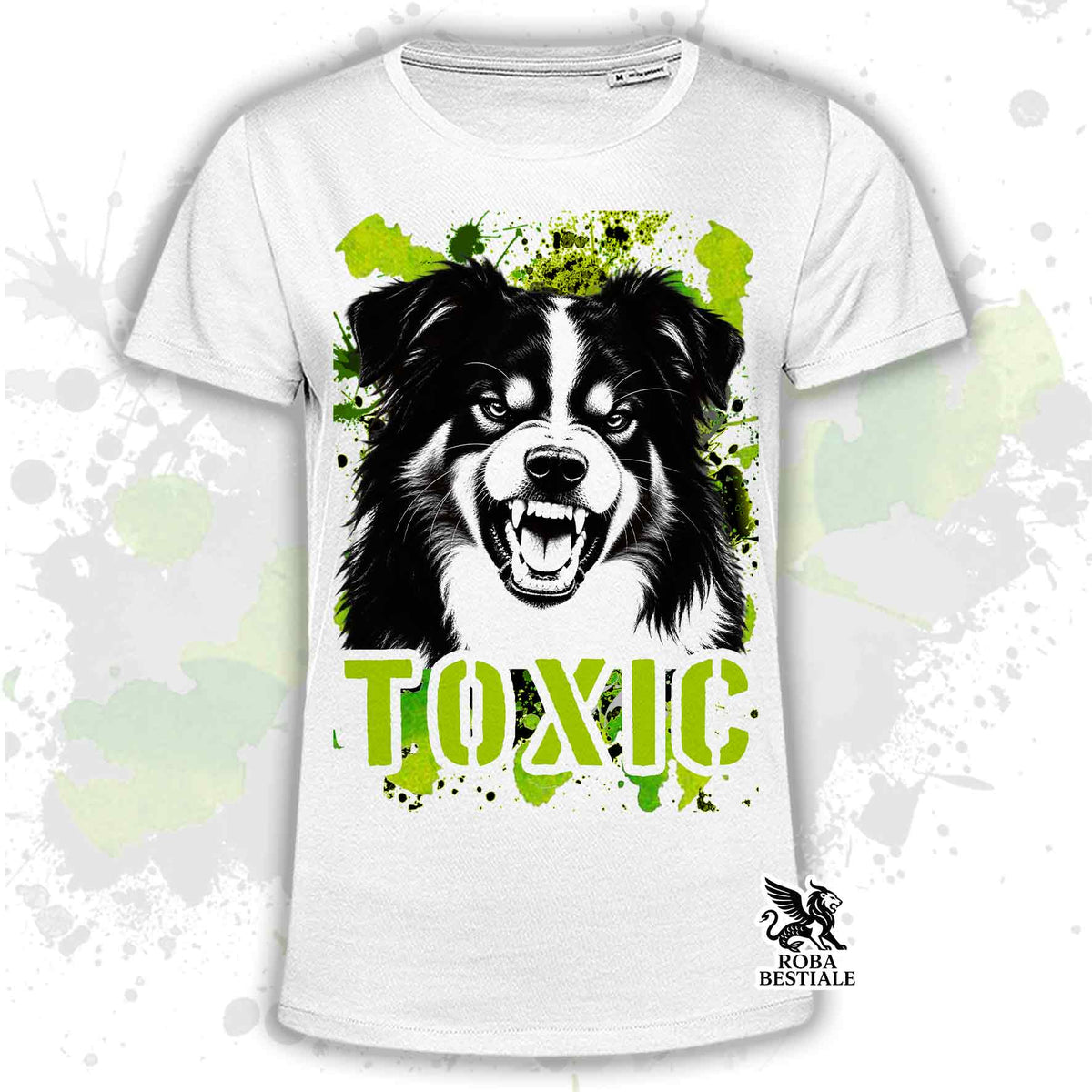 T-shirt bianca stampata con un Australian Shepherd con espressione arrabbiata. Grafica originale Roba Bestiale, collezione Toxic
