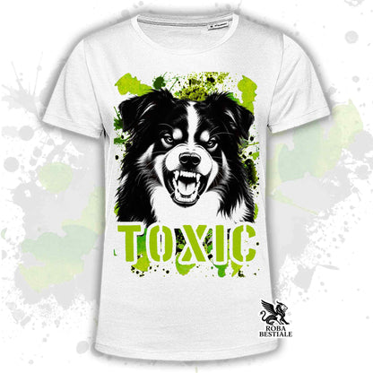 T-shirt bianca stampata con un Australian Shepherd con espressione arrabbiata. Grafica originale Roba Bestiale, collezione Toxic