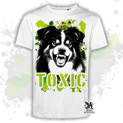 T-shirt bianca stampata con un Australian Shepherd con espressione arrabbiata. Grafica originale Roba Bestiale, collezione Toxic