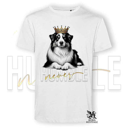 T-shirt stampata con Australian Shepherd, colore bianco con grafica Never Humble