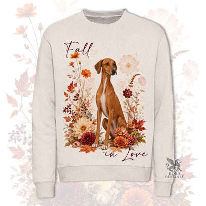 Felpa girocollo beige stampata con un Azawakh seduto in mezzo a fiori e foglie autunnali. Grafica originale Roba Bestiale, collezione Fall in Love
