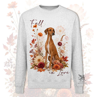 Felpa girocollo grigia stampata con un Azawakh seduto in mezzo a fiori e foglie autunnali. Grafica originale Roba Bestiale, collezione Fall in Love