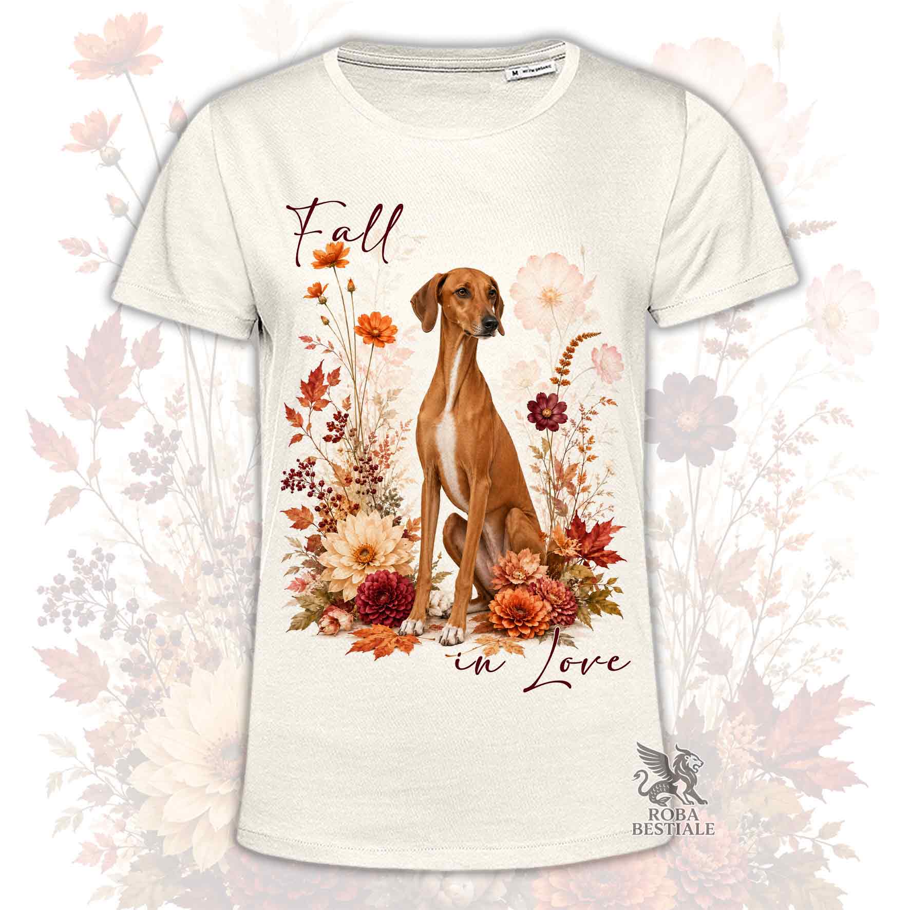 T-shirt beige stampata con un Azawakh seduto in mezzo a fiori e foglie autunnali. Grafica originale Roba Bestiale, collezione Fall in Love