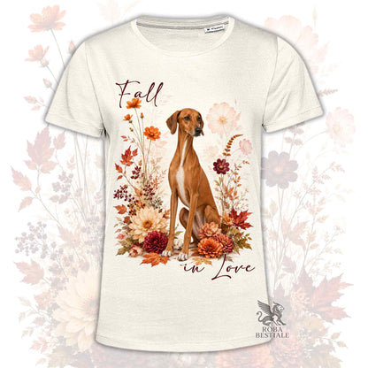 T-shirt beige stampata con un Azawakh seduto in mezzo a fiori e foglie autunnali. Grafica originale Roba Bestiale, collezione Fall in Love