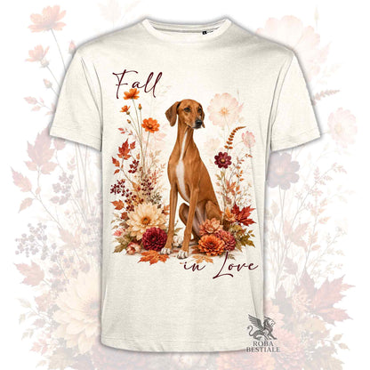 T-shirt beige stampata con un Azawakh seduto in mezzo a fiori e foglie autunnali. Grafica originale Roba Bestiale, collezione Fall in Love