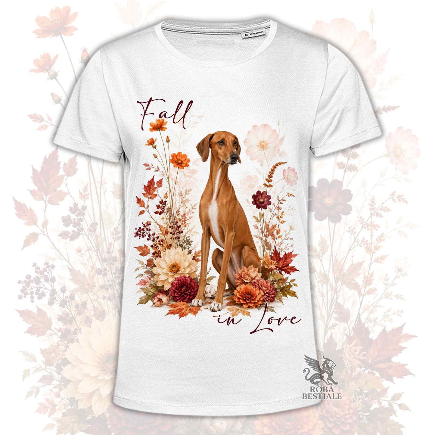 T-shirt bianca stampata con un Azawakh seduto in mezzo a fiori e foglie autunnali. Grafica originale Roba Bestiale, collezione Fall in Love