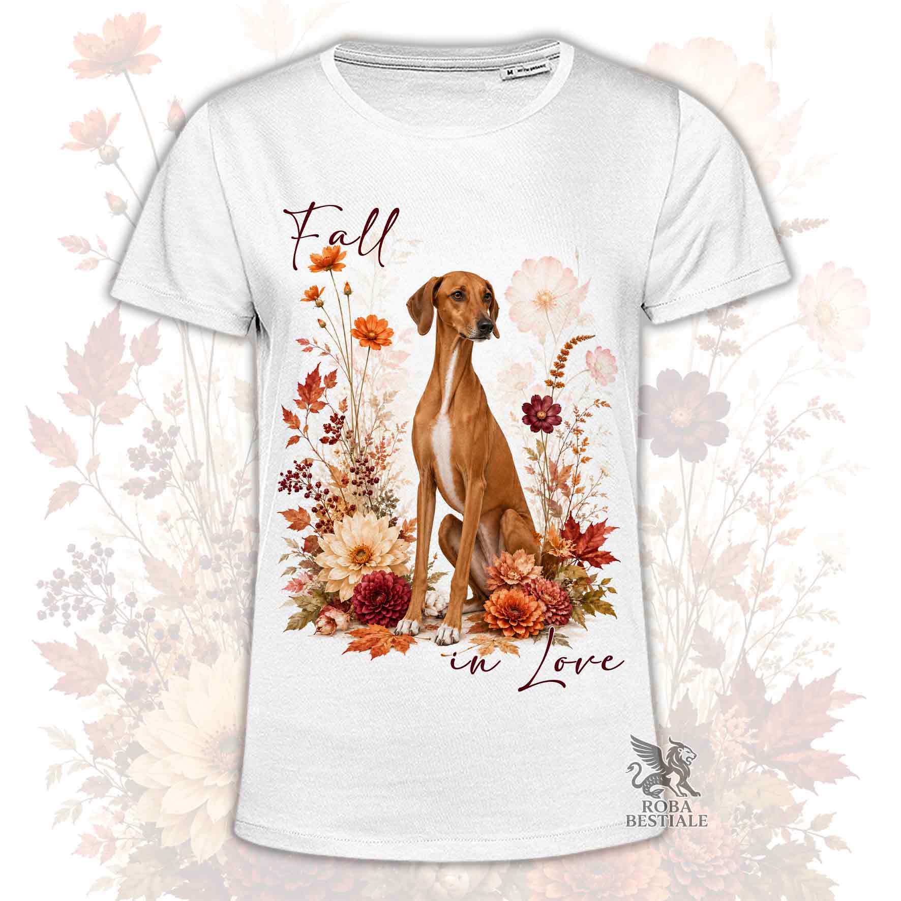 T-shirt bianca stampata con un Azawakh seduto in mezzo a fiori e foglie autunnali. Grafica originale Roba Bestiale, collezione Fall in Love