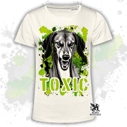 T-shirt beige stampata con un Azawakh con espressione arrabbiata. Grafica originale Roba Bestiale, collezione Toxic