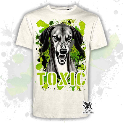 T-shirt beige stampata con un Azawakh con espressione arrabbiata. Grafica originale Roba Bestiale, collezione Toxic