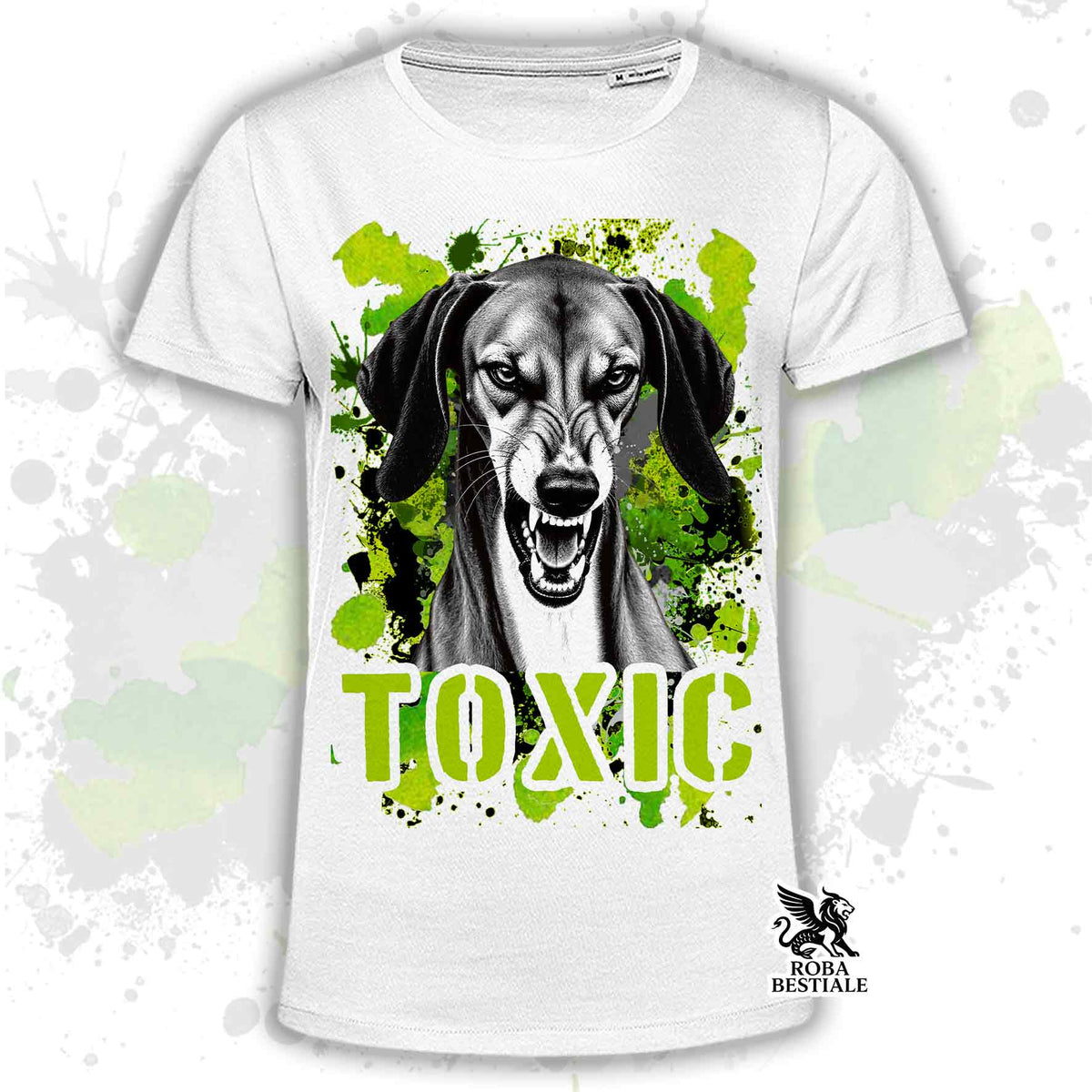 T-shirt bianca stampata con un Azawakh con espressione arrabbiata. Grafica originale Roba Bestiale, collezione Toxic